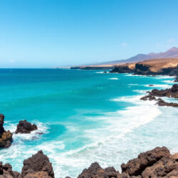 Türkises Meer auf Fuerteventura mit Sanddünen und Wellen des Atlantiks