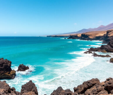 Türkises Meer auf Fuerteventura mit Sanddünen und Wellen des Atlantiks